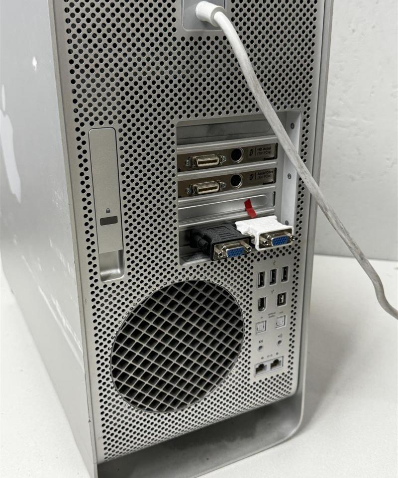 Apple Power Mac G5 tietokone ja näppäimistö