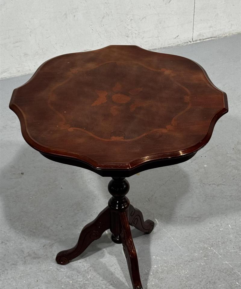 Rokokoo sivupöytä ruskea