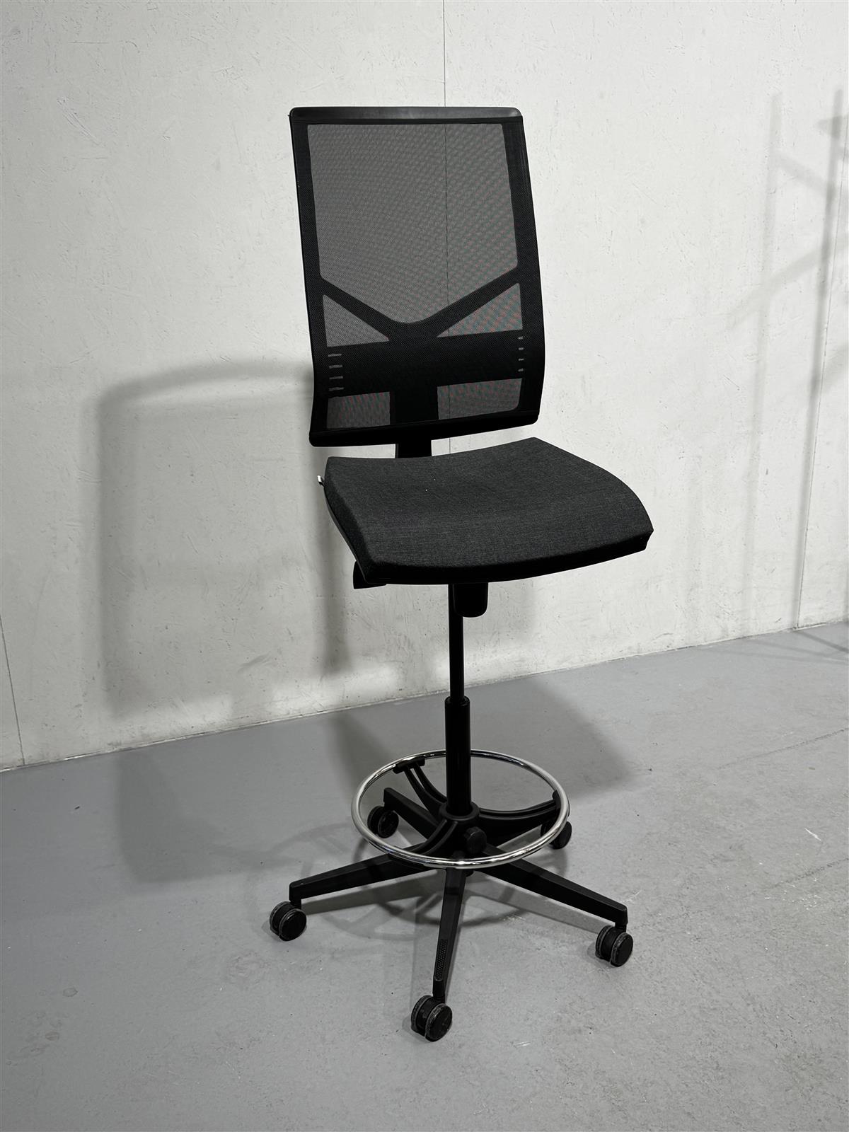 Antares korkea toimistotuoli musta