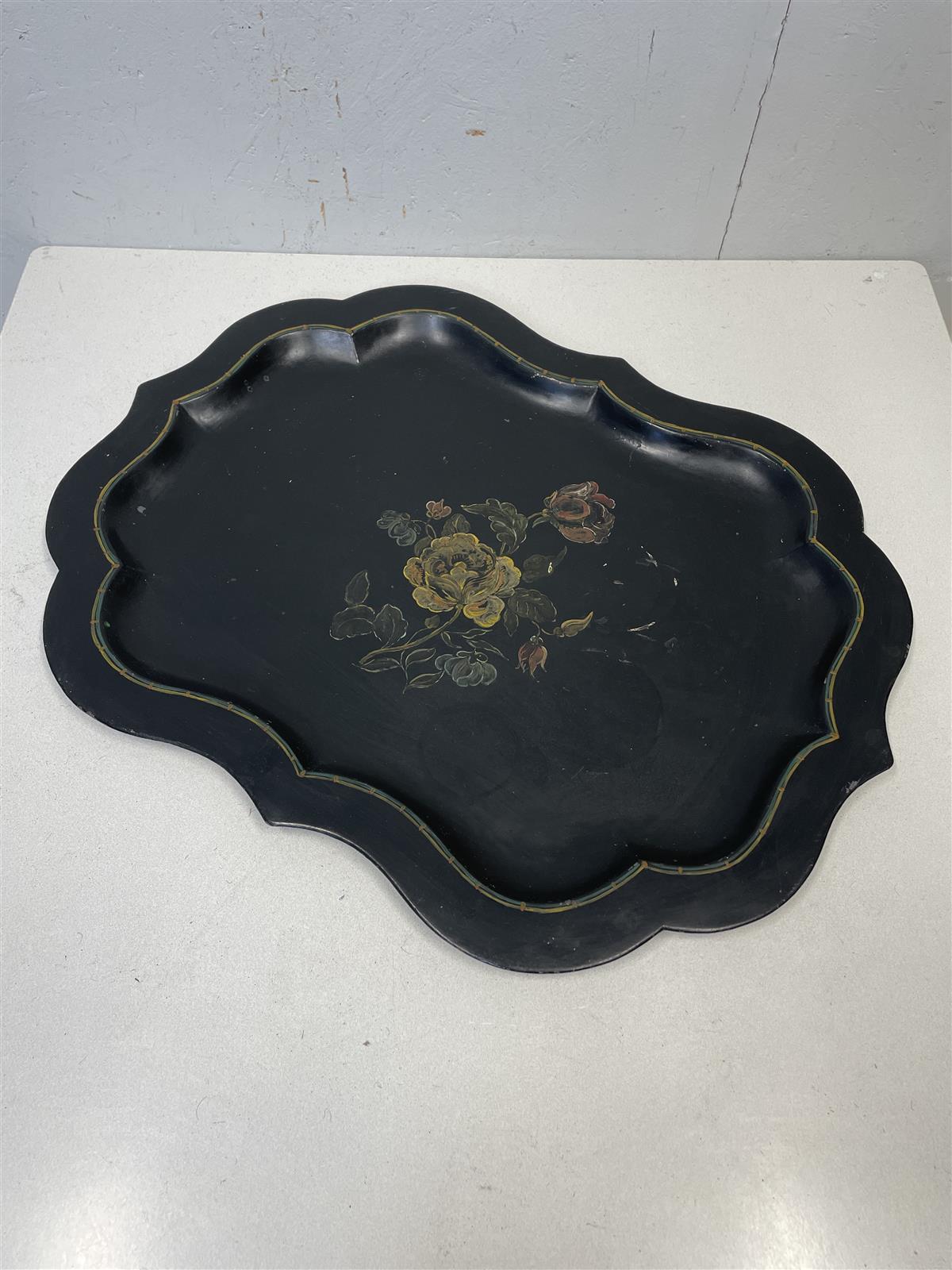 Vintage iso metallitarjotin kukkakuvioinnilla