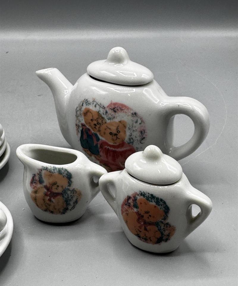 Lasten teekalusto nallekuvioilla