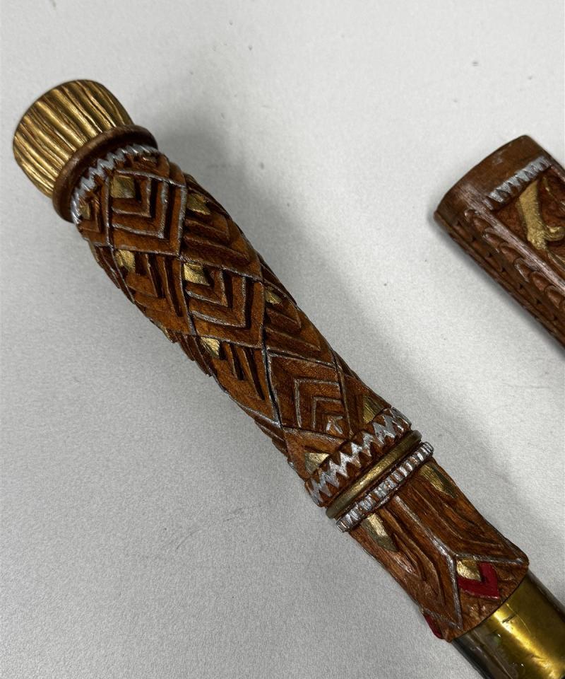 Itämainen koristeellinen miekka ja puutuppi