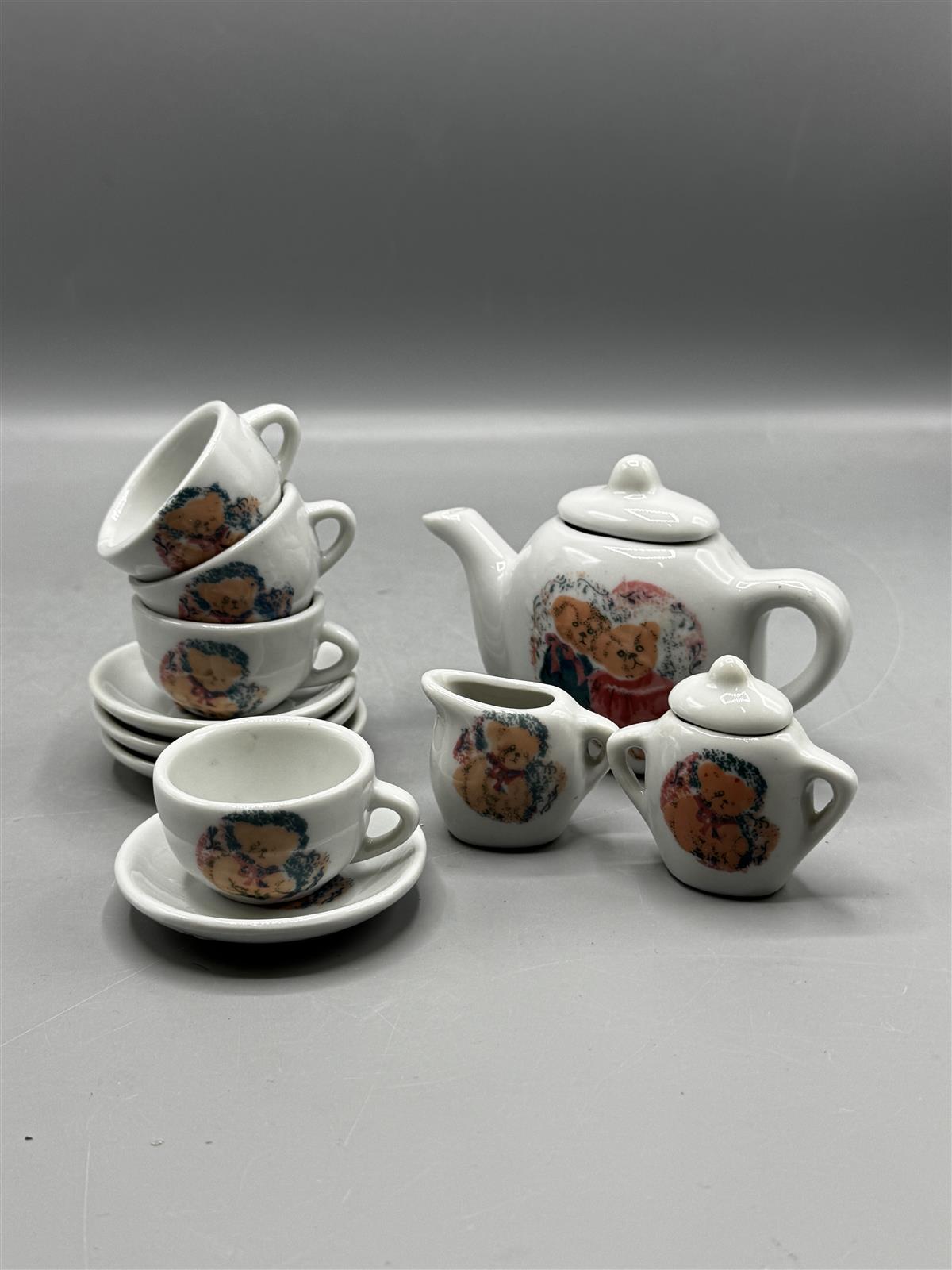 Lasten teekalusto nallekuvioilla