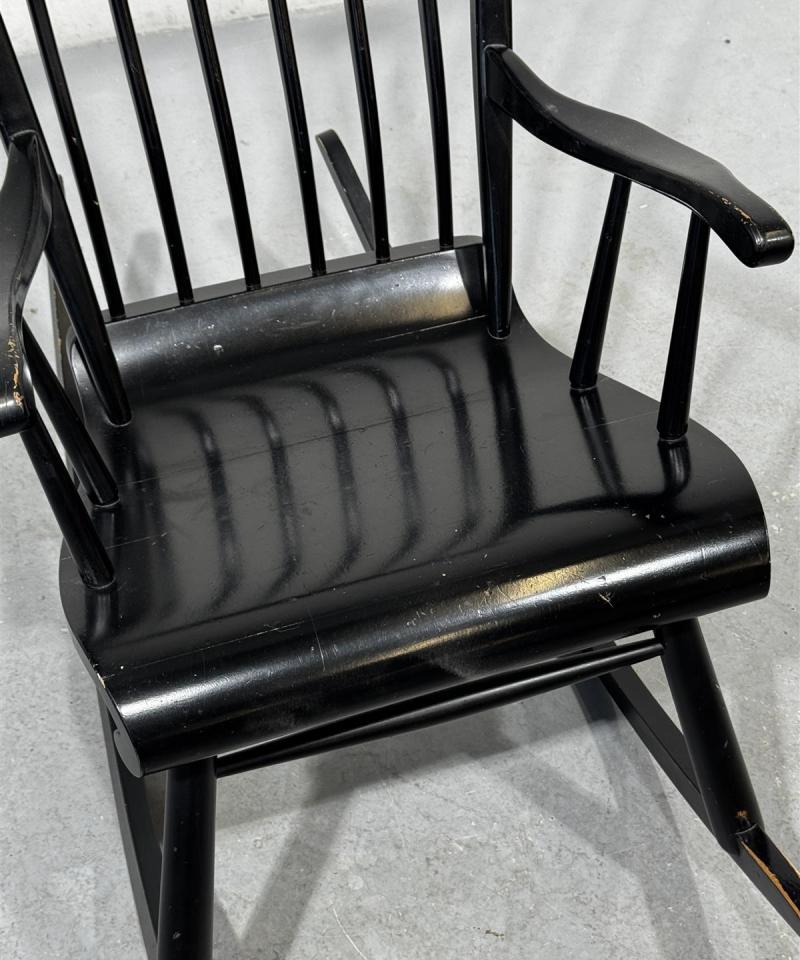 Vintage Urjalan keinutuoli musta