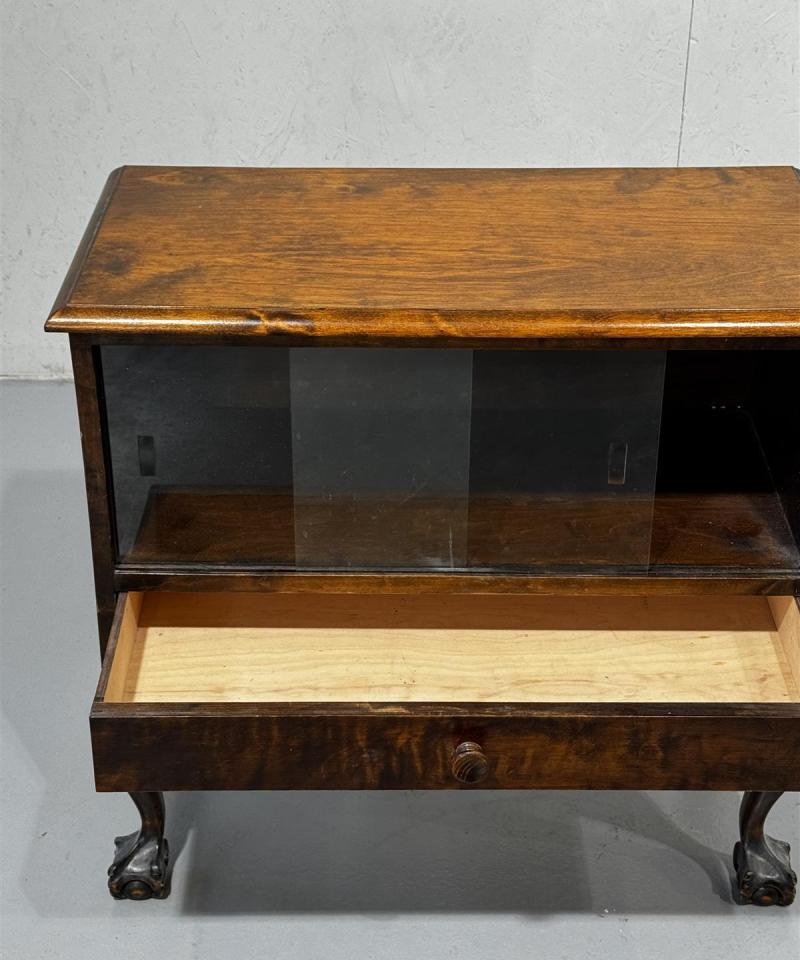 Rokokoo lasiovellinen kaappi