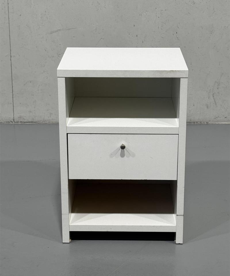 Valkoinen yöpöytä