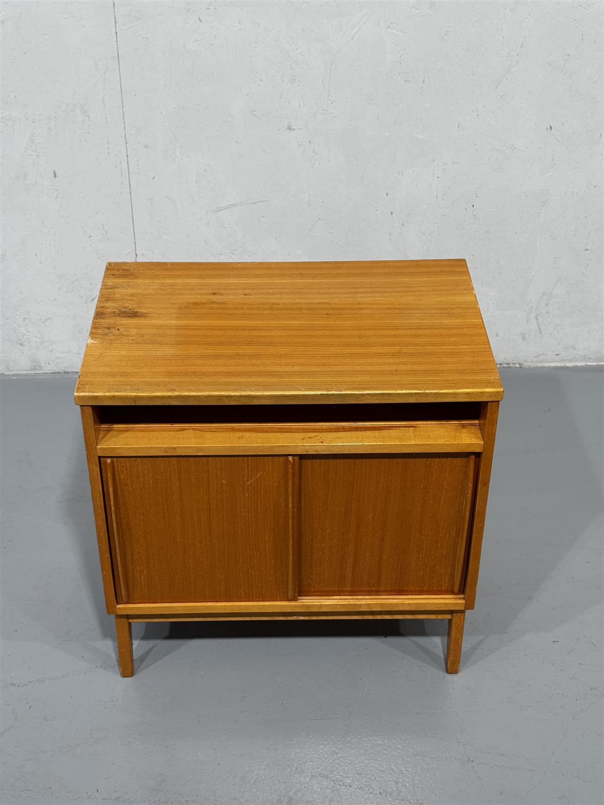 Vintage liukuovinen kaappi 1970-luku