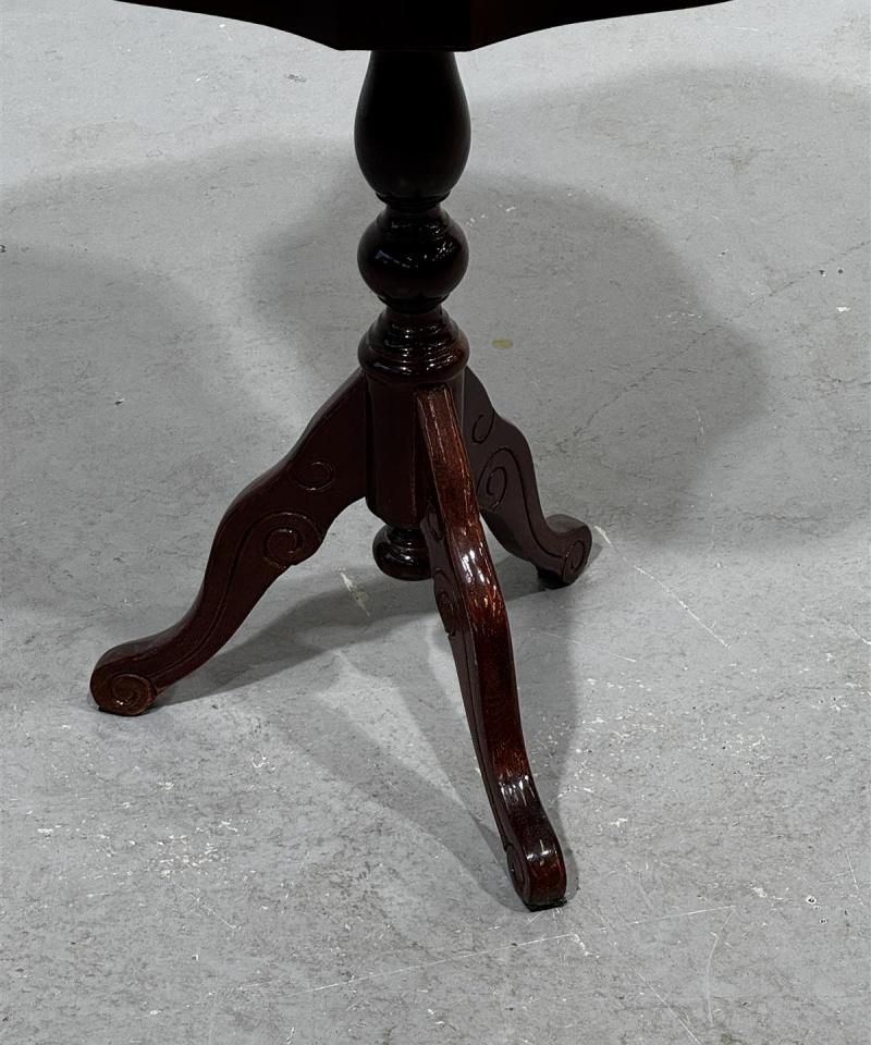 Rokokoo sivupöytä ruskea