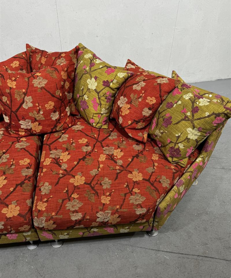 Kulmikas sohva kukkakuosilla