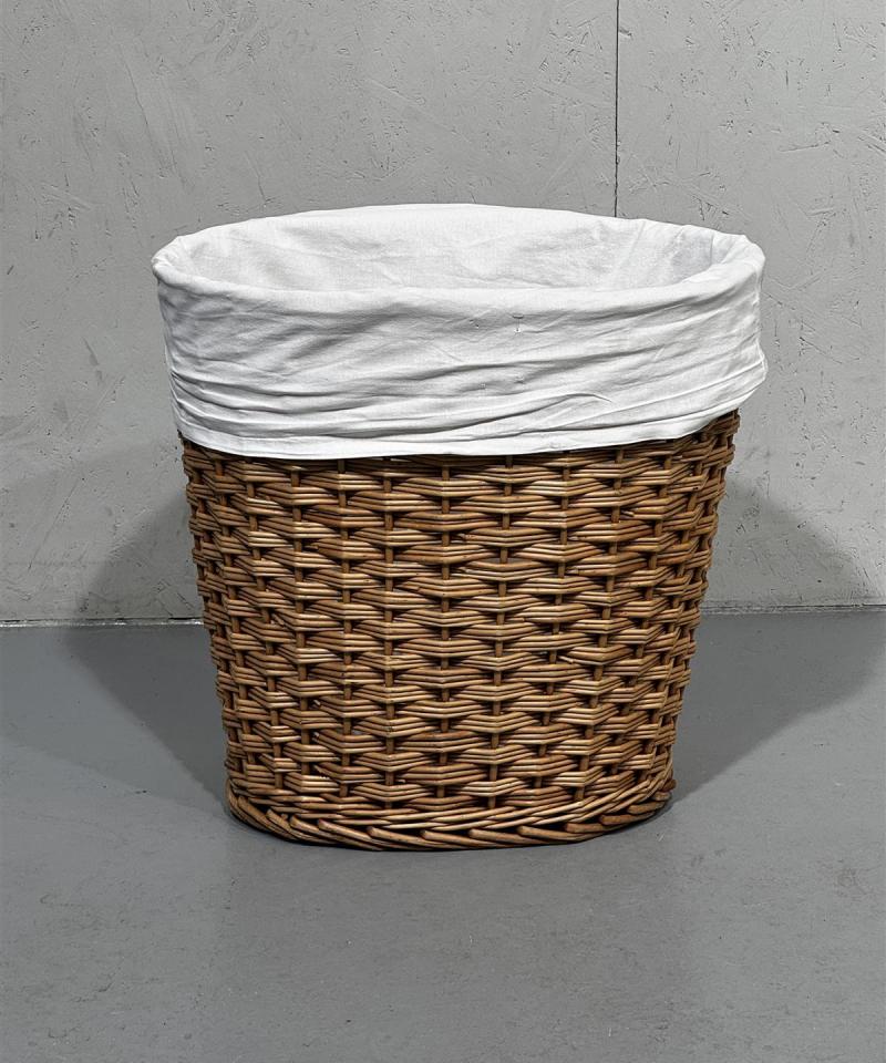 Punottu kori valkoisella kankaalla