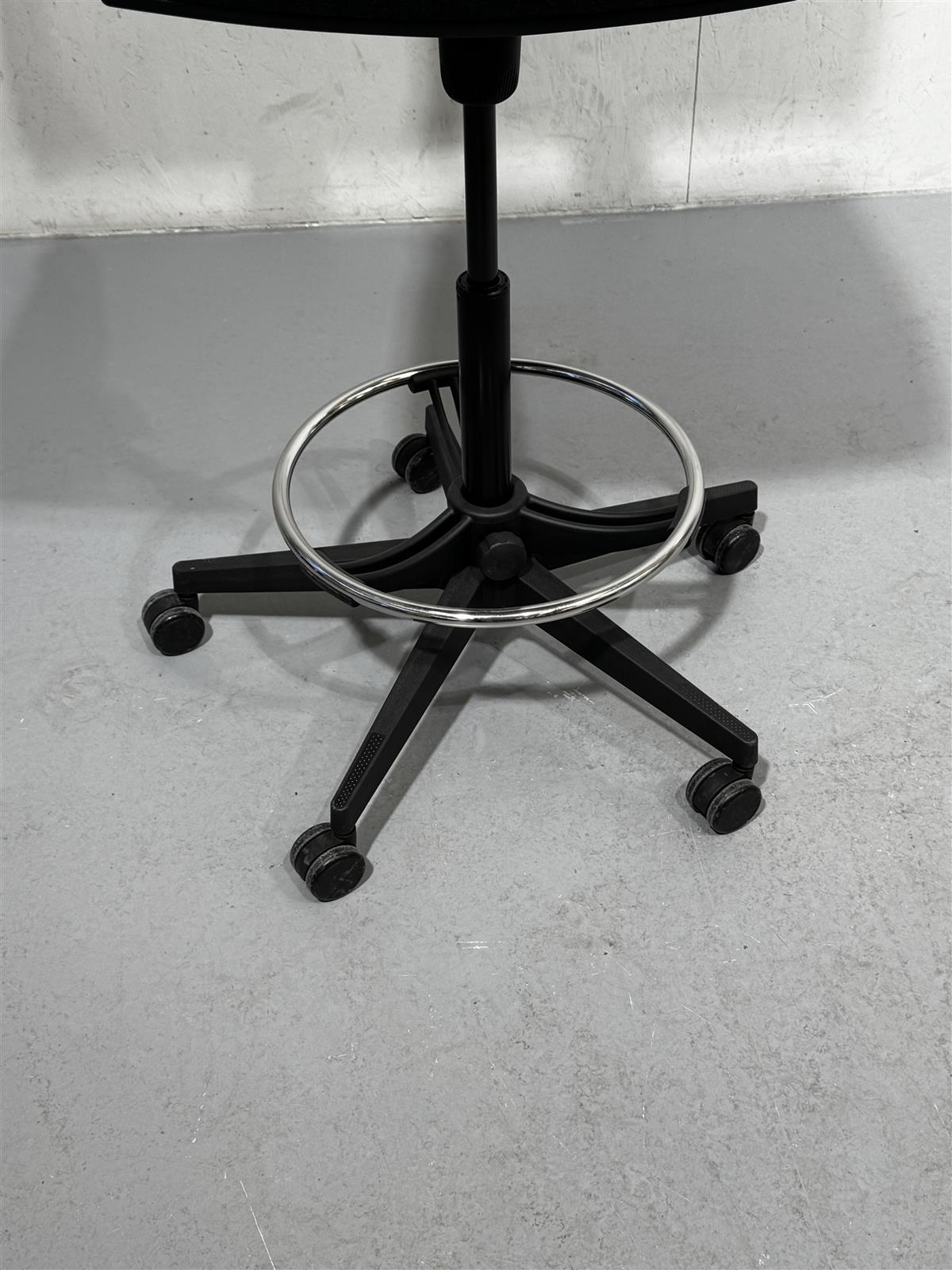 Antares korkea toimistotuoli musta