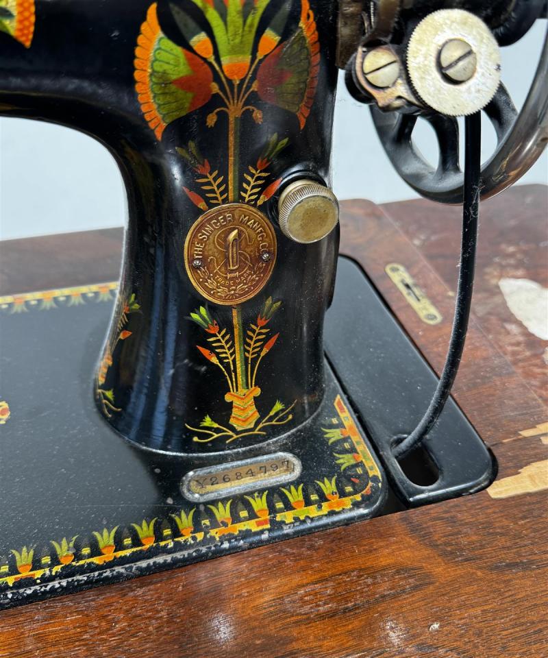 Singer vintage ompelukonepöytä koristeeksi