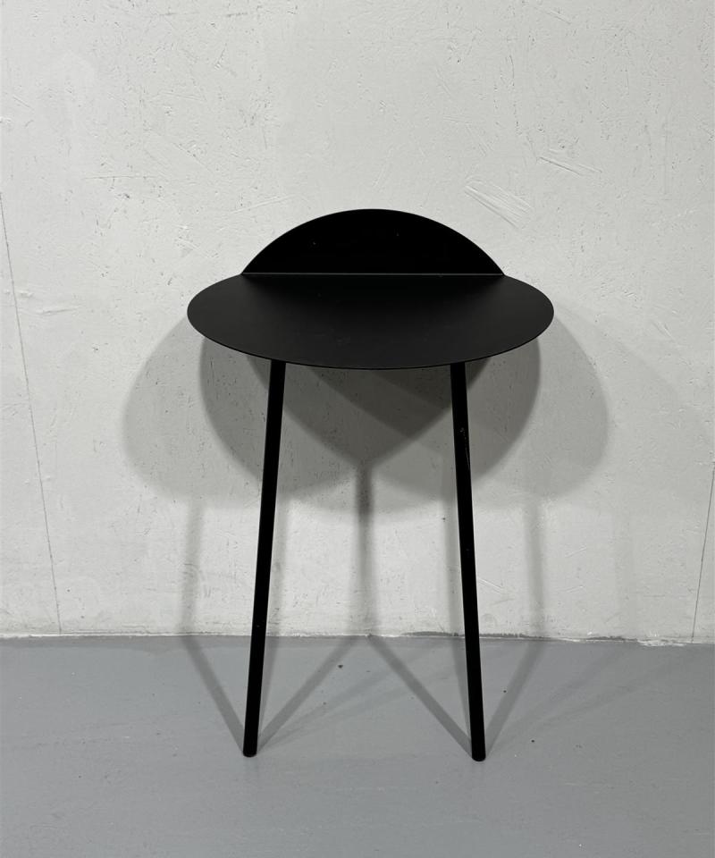 Moderni musta sivupöytä seinälle