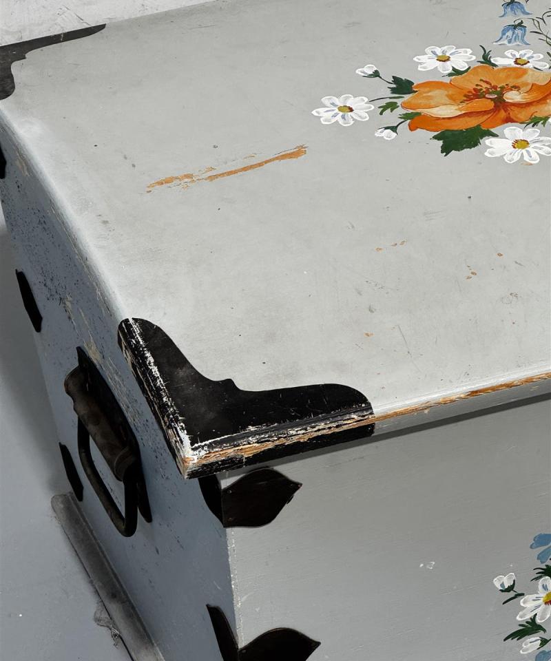 Vintage käsinmaalattu arkku harmaa