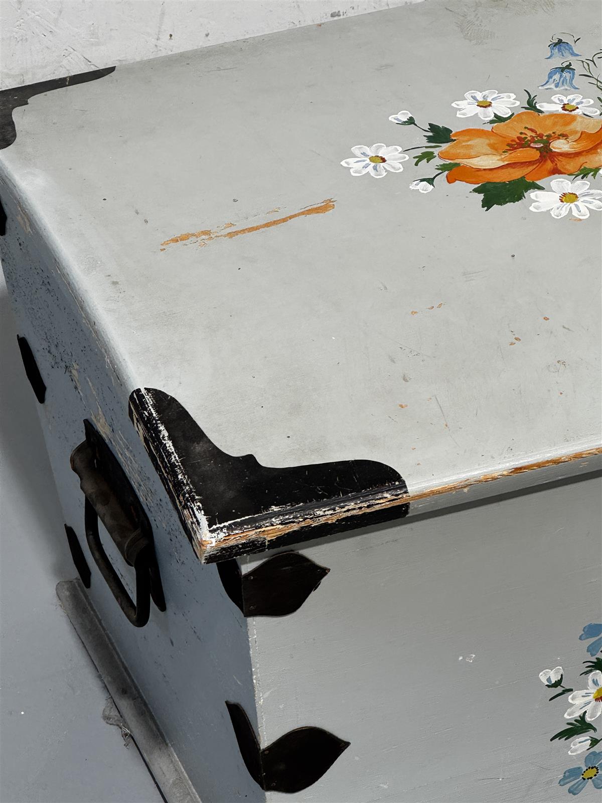 Vintage käsinmaalattu arkku harmaa