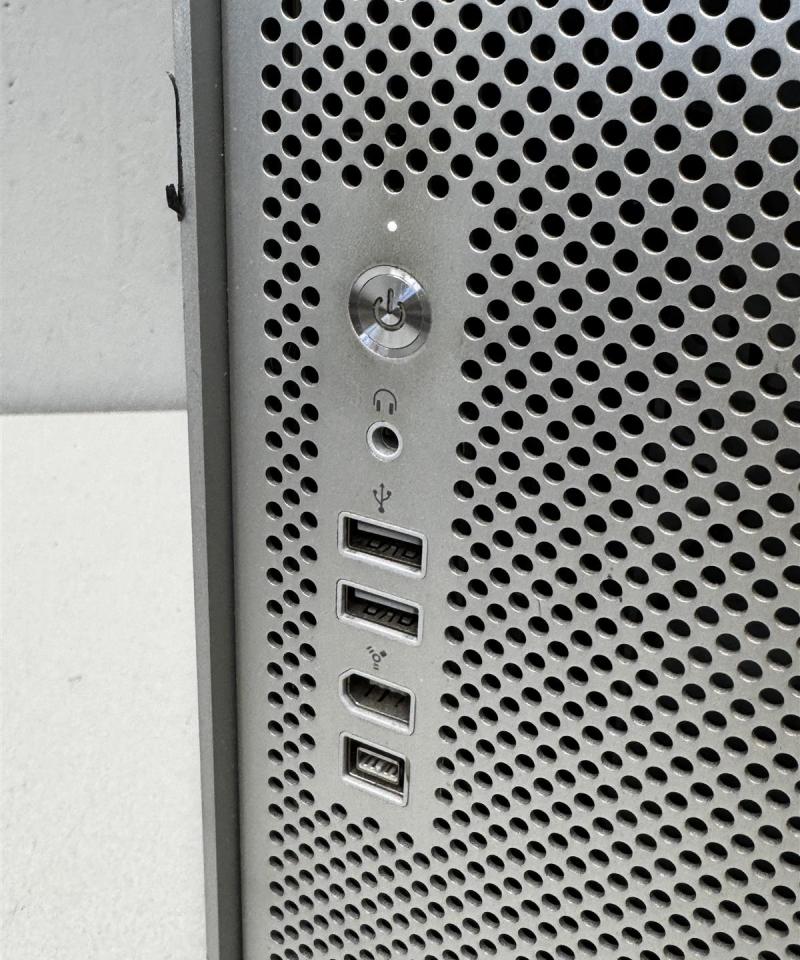 Apple Power Mac G5 tietokone ja näppäimistö