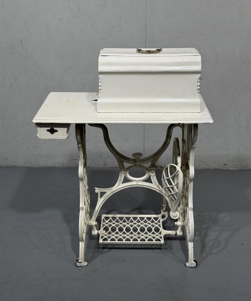 Gritzner ompelukonepöytä koristeeksi