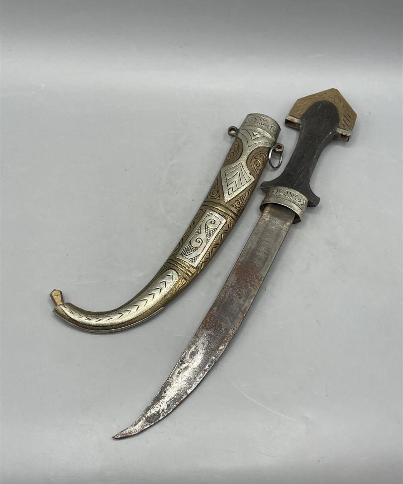 Koristeellinen veitsi ja tuppi