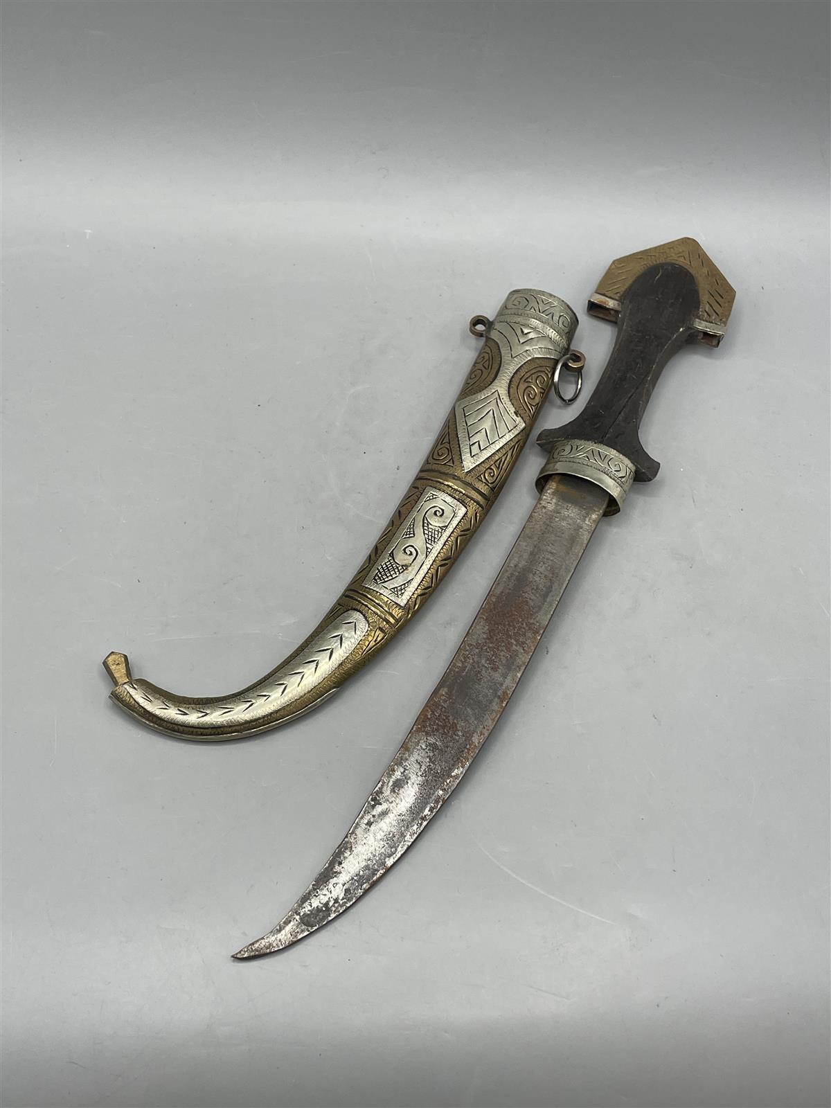 Koristeellinen veitsi ja tuppi