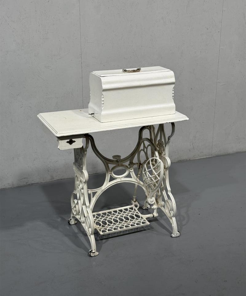 Gritzner ompelukonepöytä koristeeksi