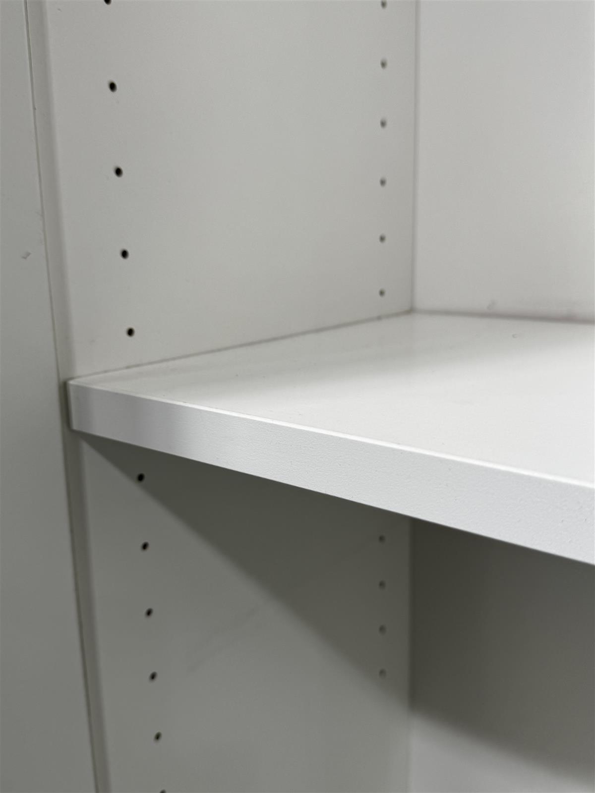 Ikea Billy valkoinen vitriinikaappi