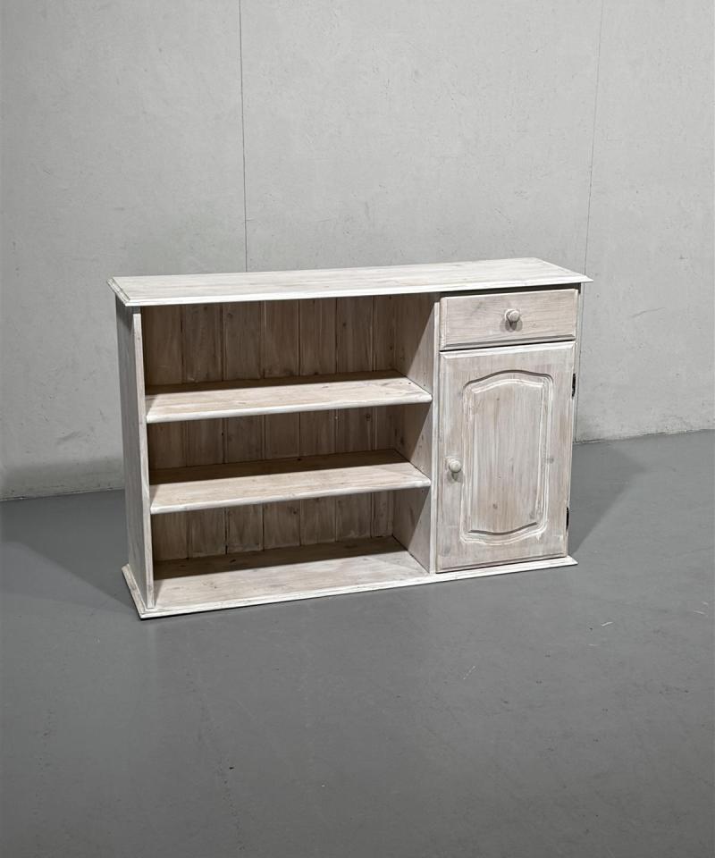 Hyllykkö kaapilla valkopetsattu