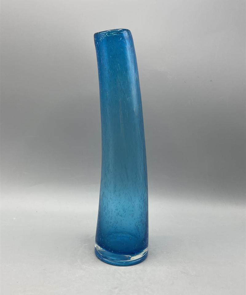 Sininen lasimaljakko