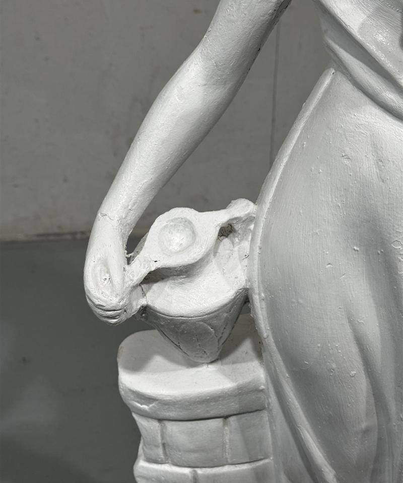 Rebecca kaivolla patsas