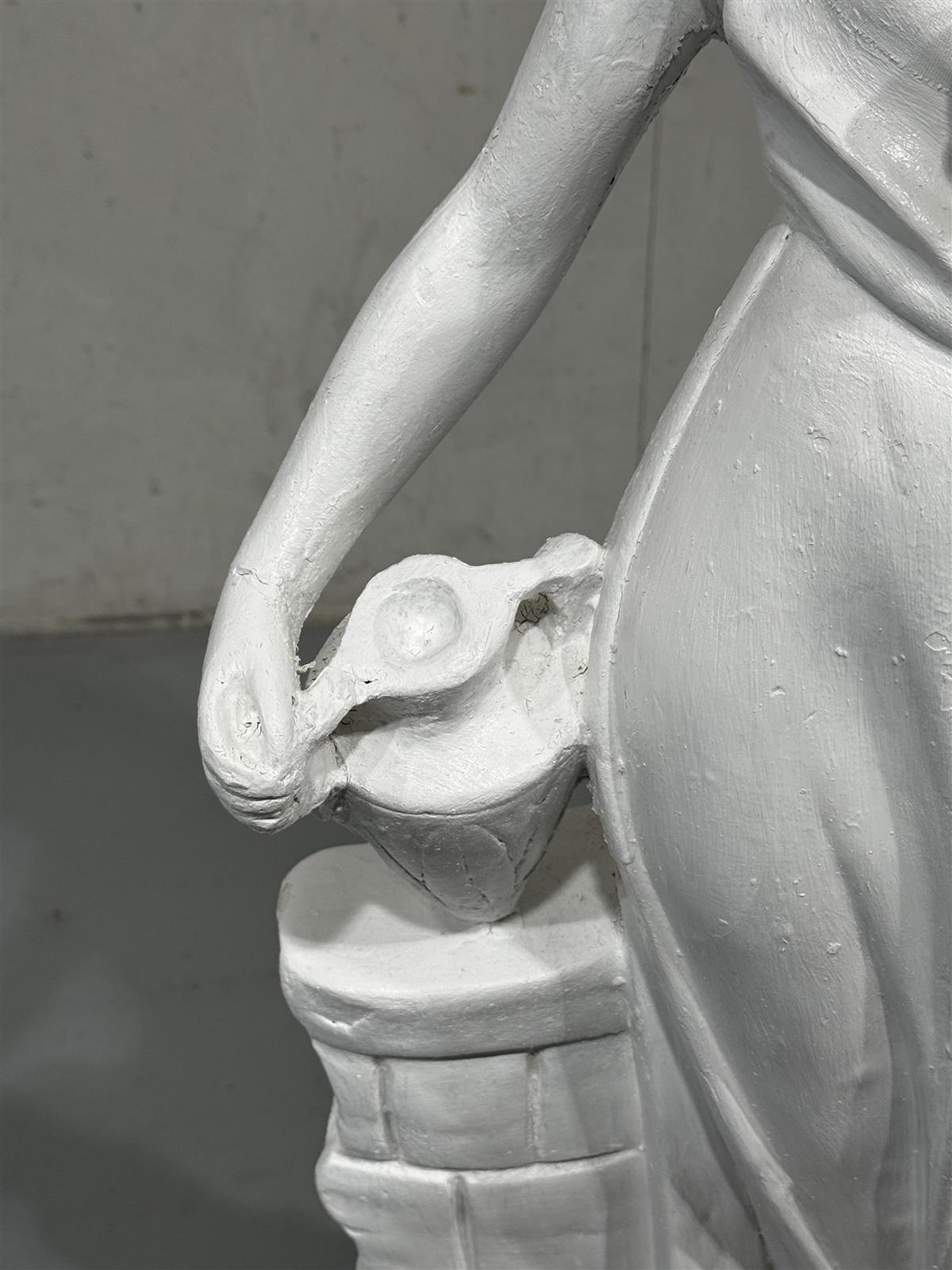 Rebecca kaivolla patsas