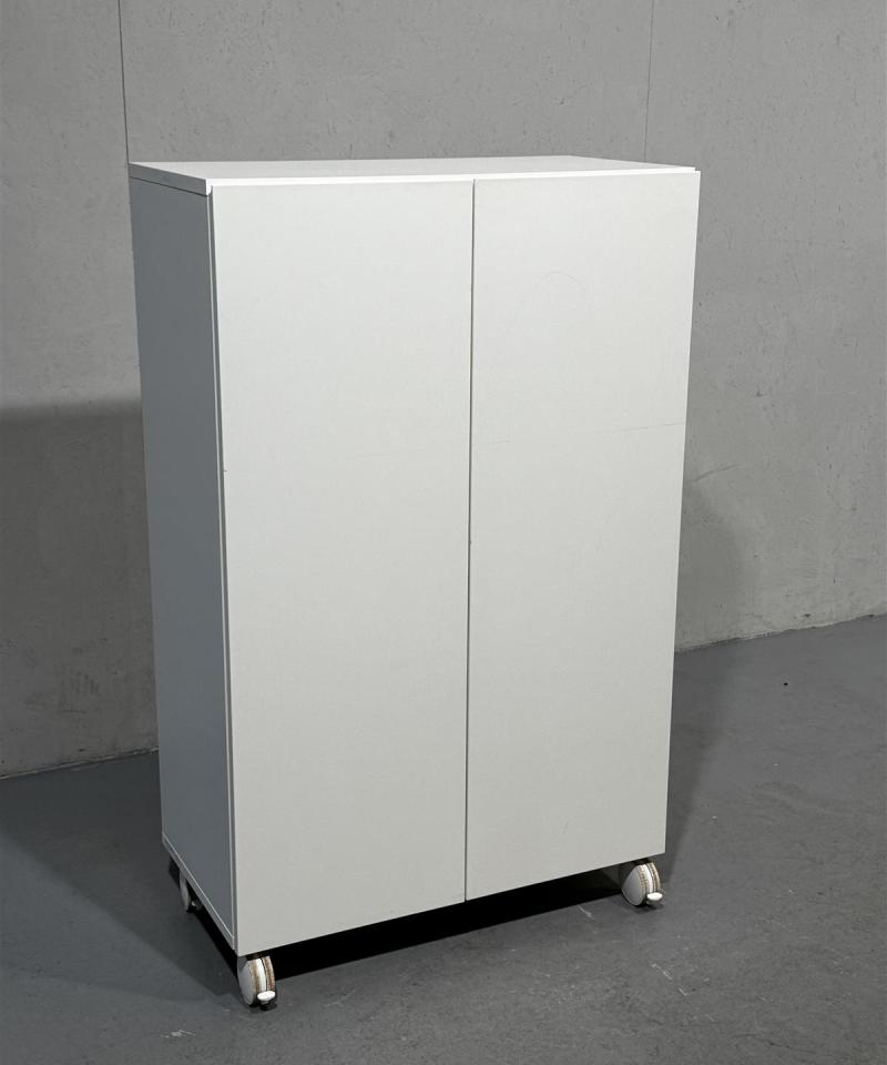 Kaappi pyörillä laminoitu 80x40x130