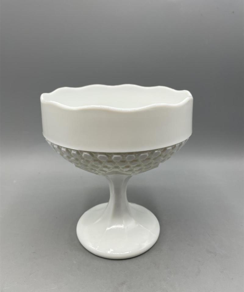 Valkoinen jalallinen kulho