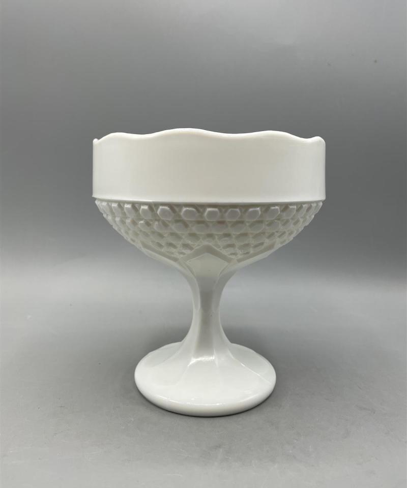 Valkoinen jalallinen kulho