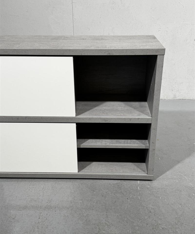 Jysk Ullits harmaa hyllykkö liukuovilla