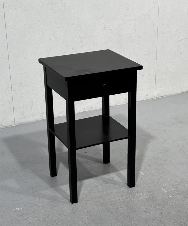 Yöpöytä musta puu