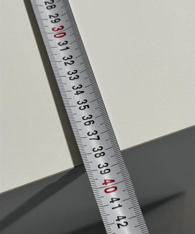 Valkoinen yöpöytä