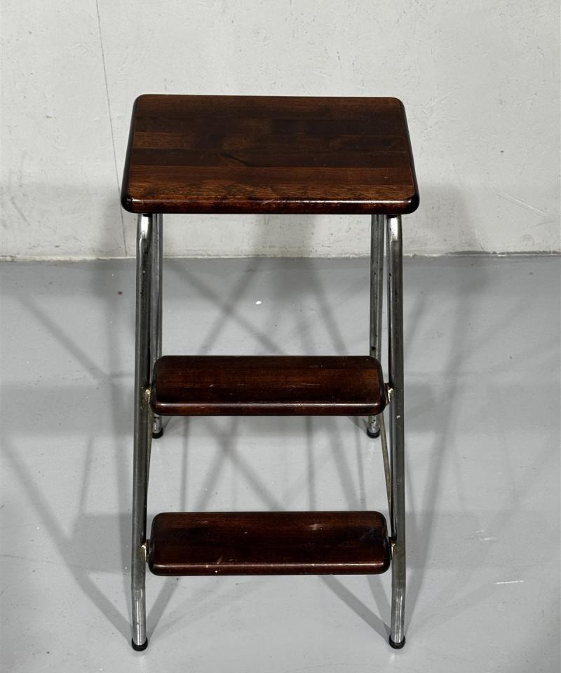 Ruskea porrasjakkara