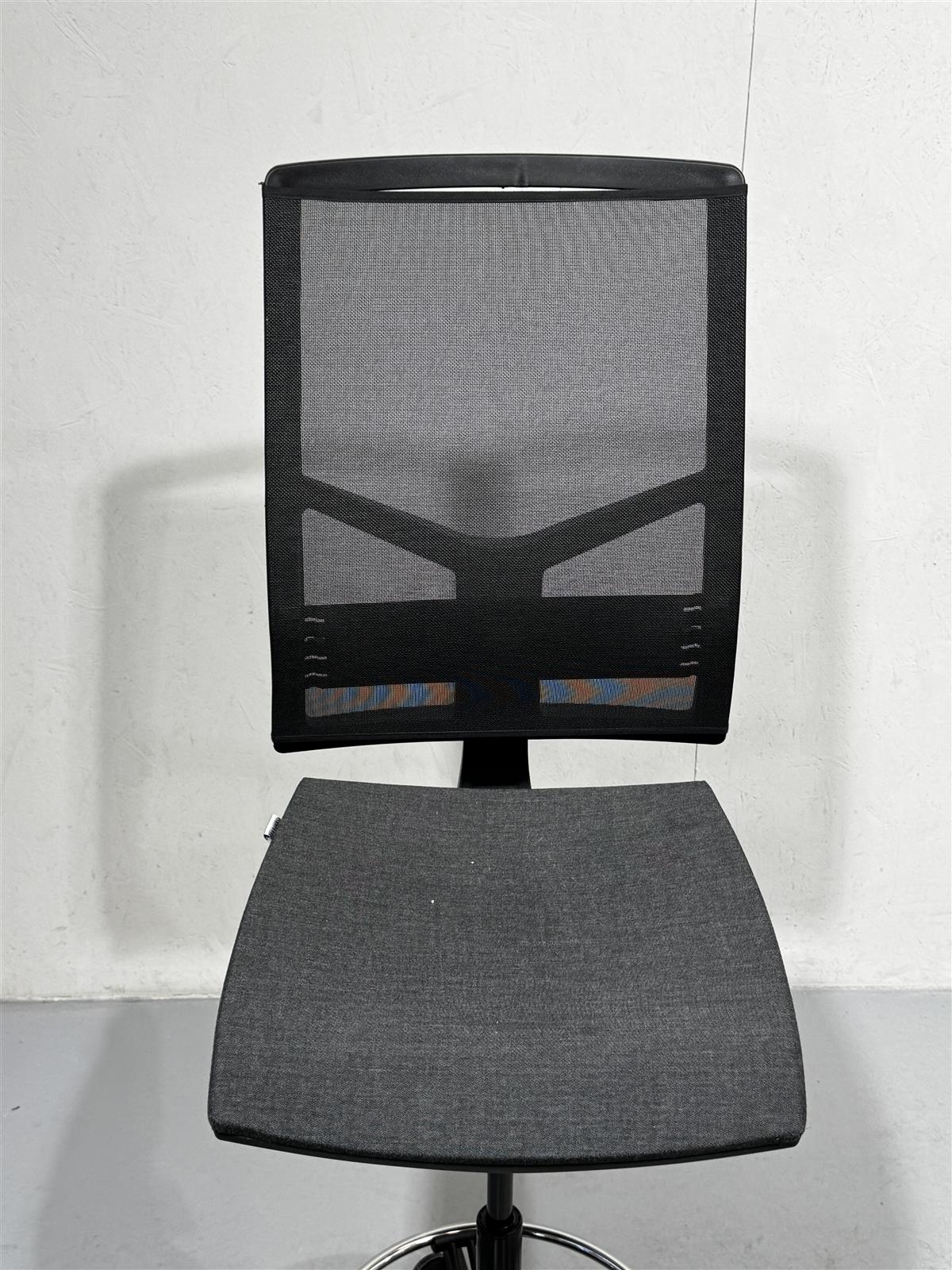 Antares korkea toimistotuoli musta