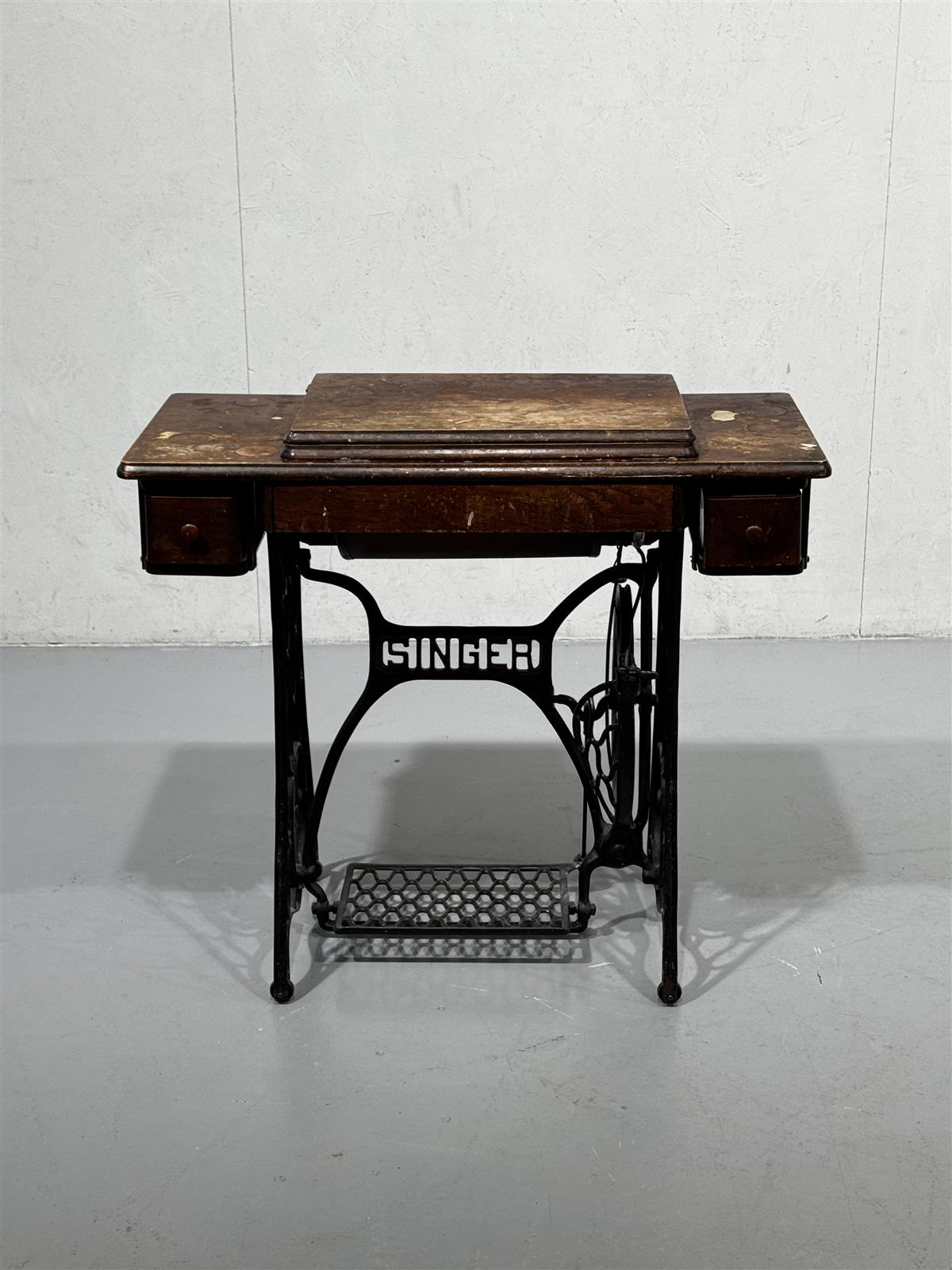 Singer vintage ompelukonepöytä koristeeksi