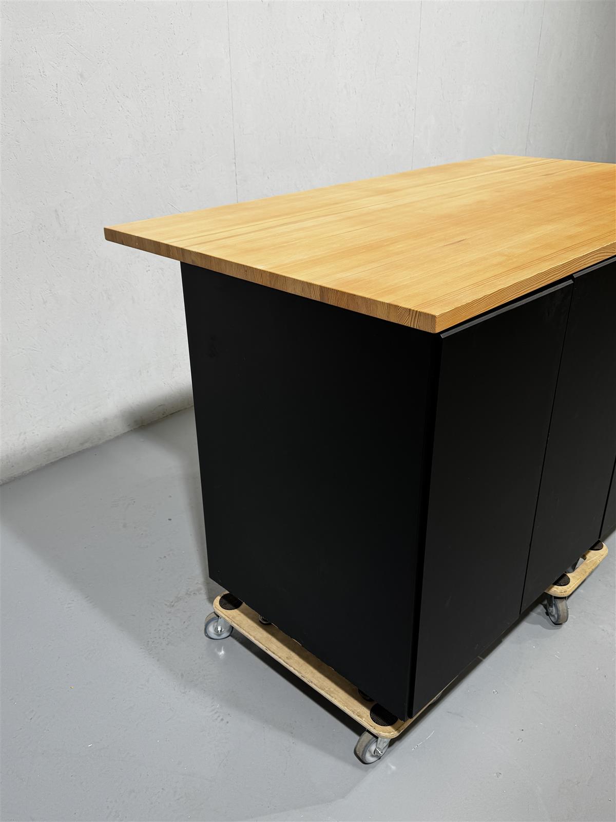 Keittiösaareke puutasolla 164x90 alakaapit