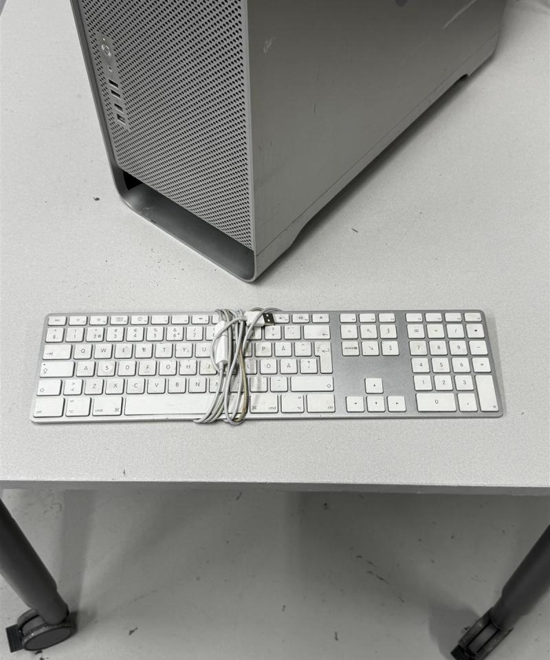 Apple Power Mac G5 tietokone ja näppäimistö