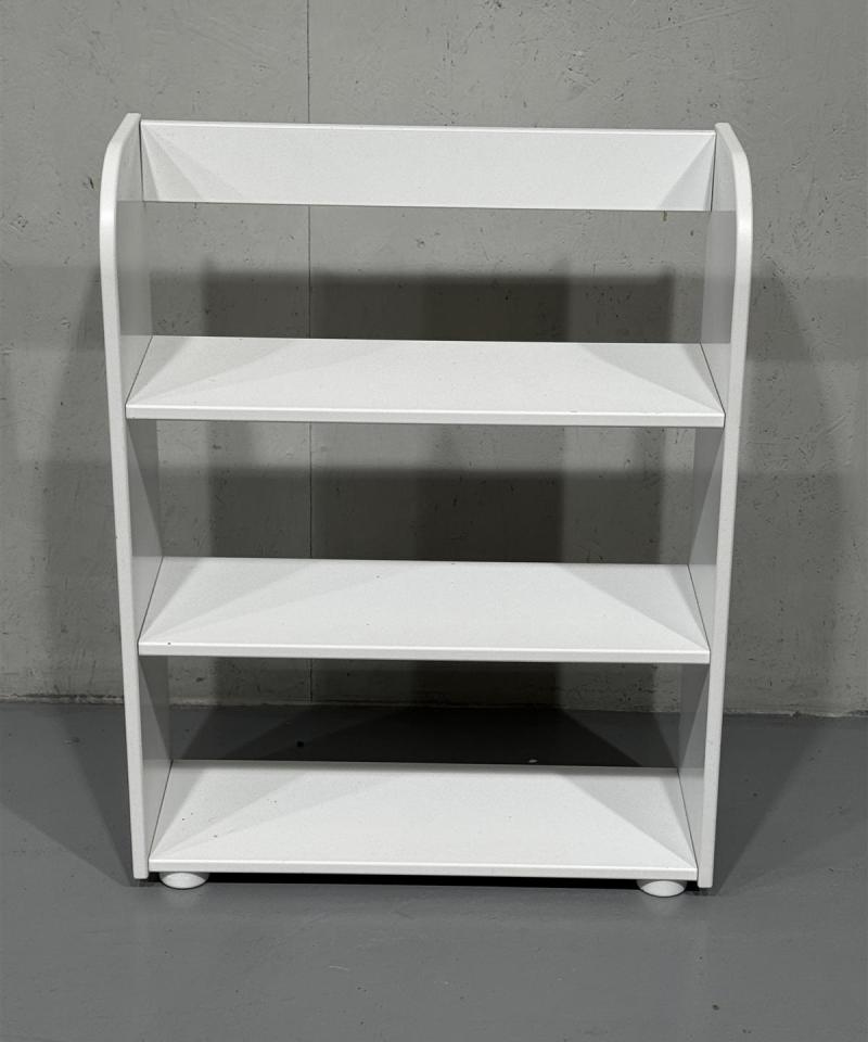 Valkoinen hyllykkö seinälle