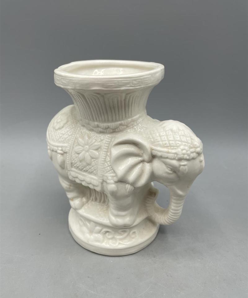 Elefanttimaljakko ja Buddhan-pää koristeet