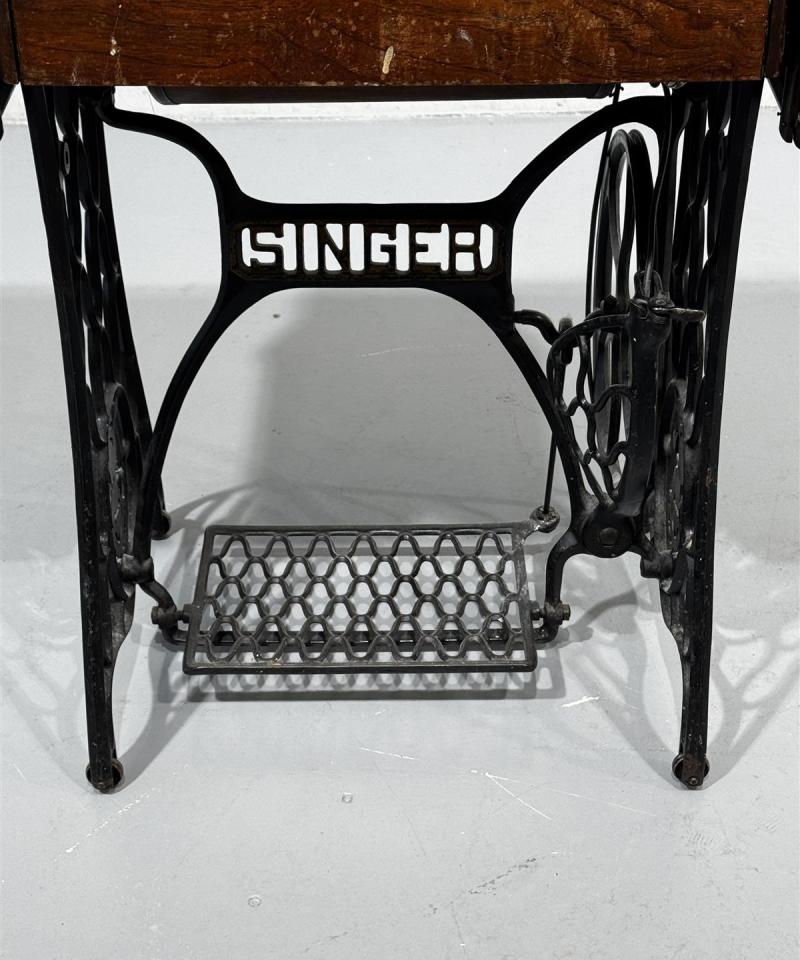 Singer vintage ompelukonepöytä koristeeksi