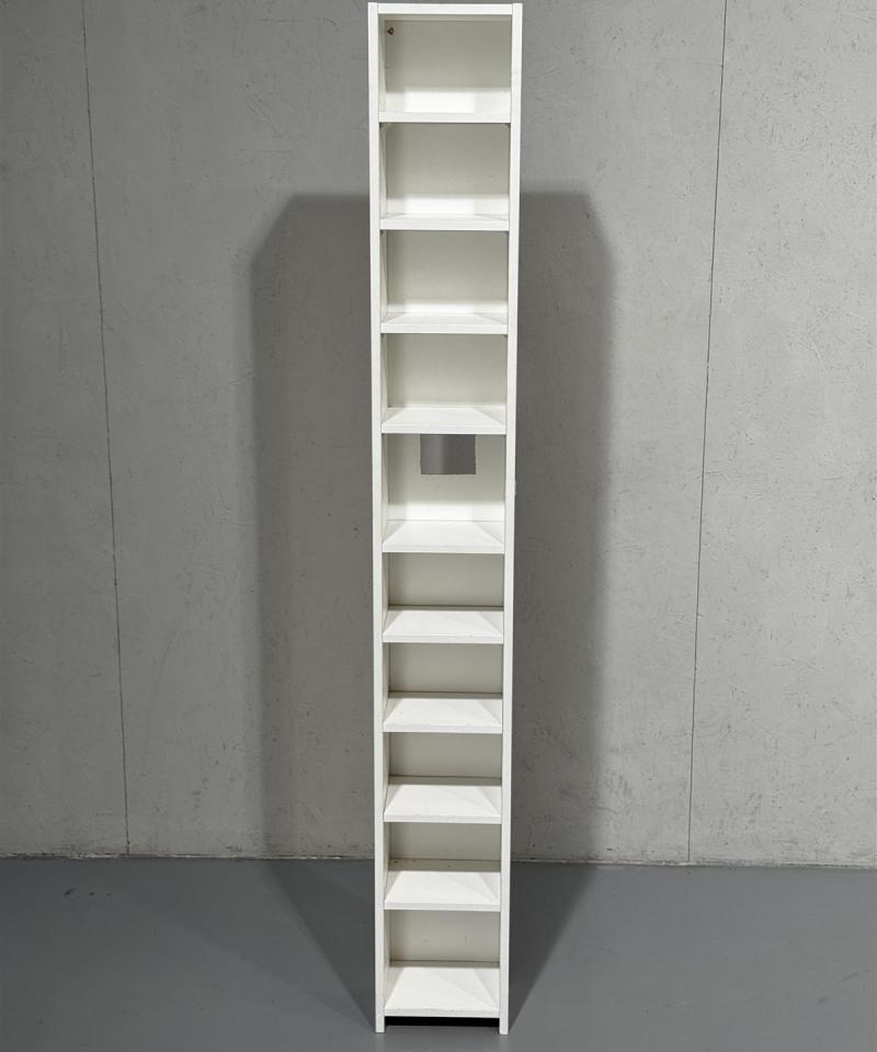 Valkoinen korkea hyllykkö