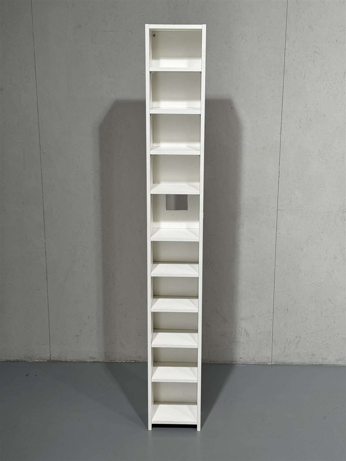 Valkoinen korkea hyllykkö