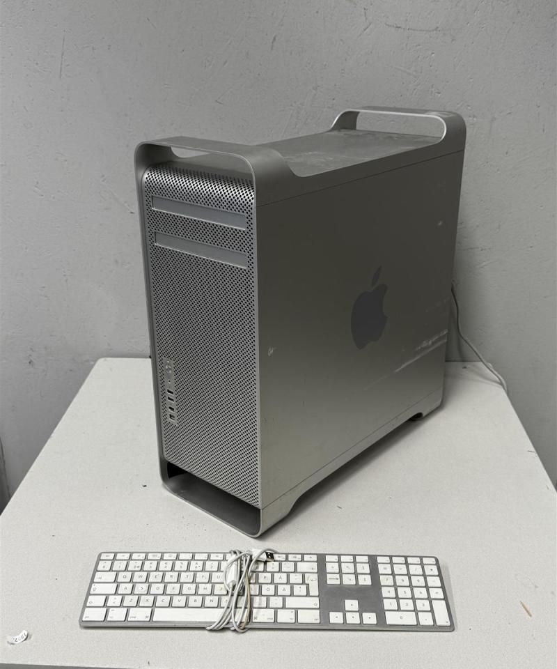 Apple Power Mac G5 tietokone ja näppäimistö