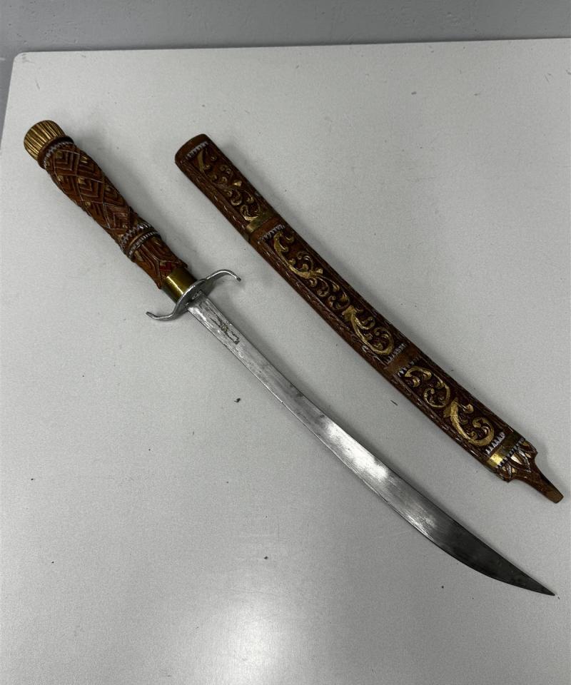 Itämainen koristeellinen miekka ja puutuppi