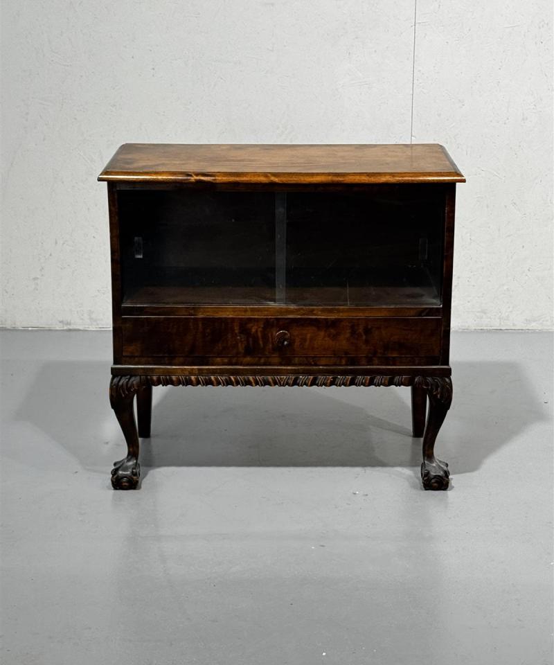 Rokokoo lasiovellinen kaappi