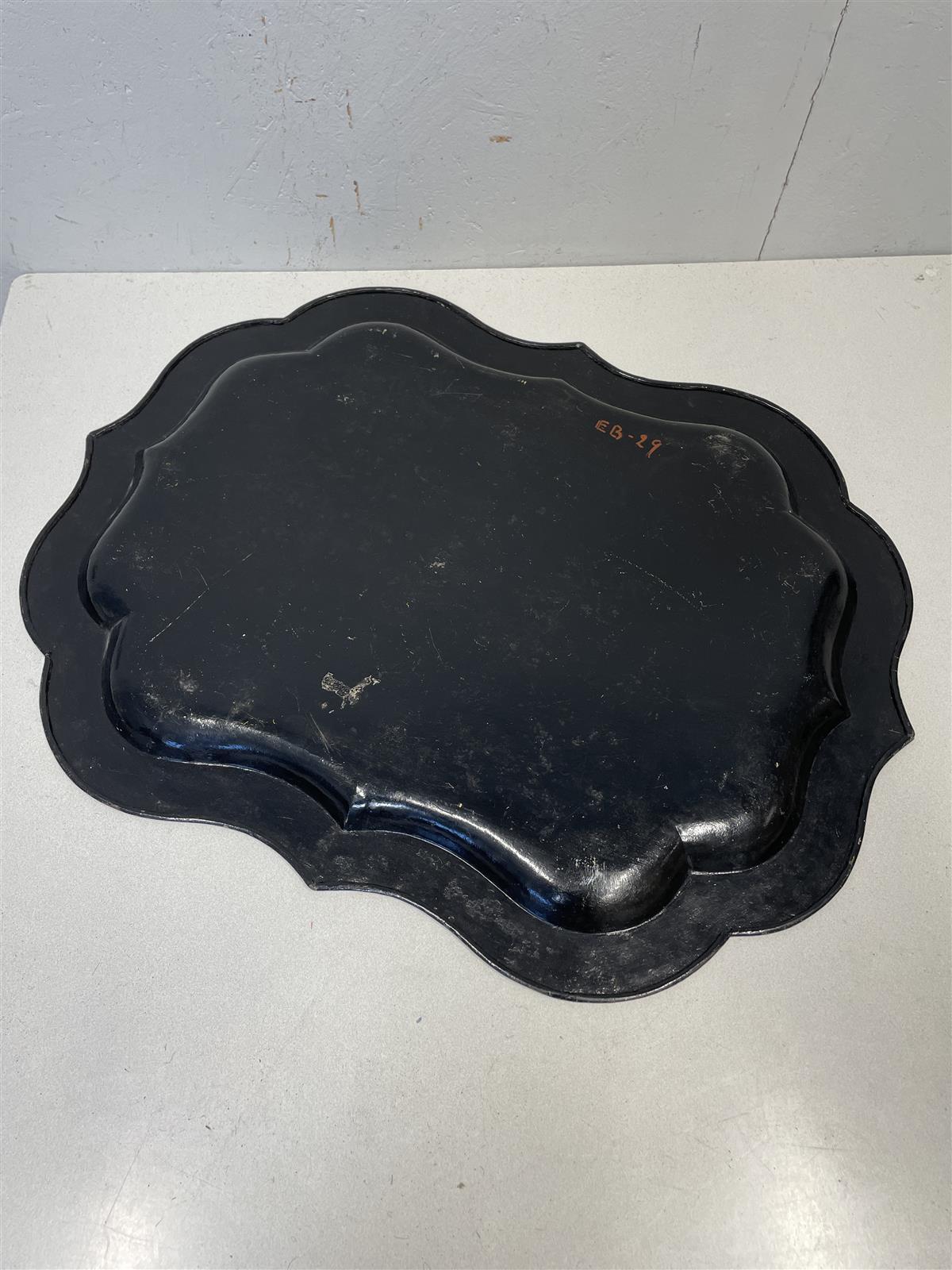 Vintage iso metallitarjotin kukkakuvioinnilla