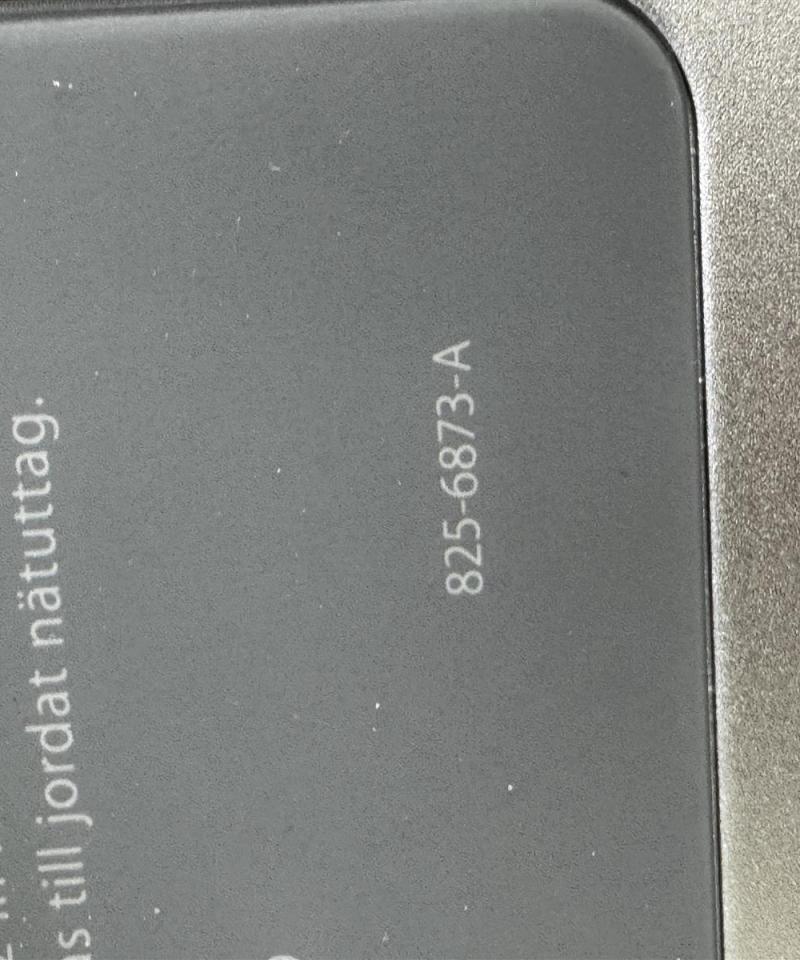 Apple Power Mac G5 tietokone ja näppäimistö